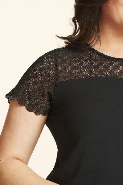 Siyah Omuzu Dantelli Büyük Beden Elbise