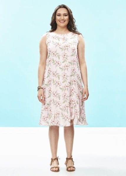 Pembe Çiçekli Büyük Beden Elbise