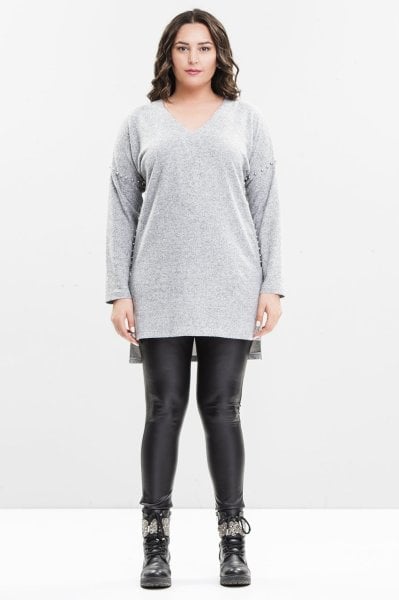 Gri Metal Aksesuarlı Büyük Beden Kazak