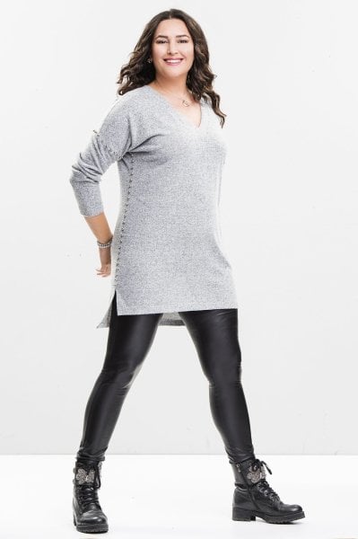 Gri Metal Aksesuarlı Büyük Beden Kazak