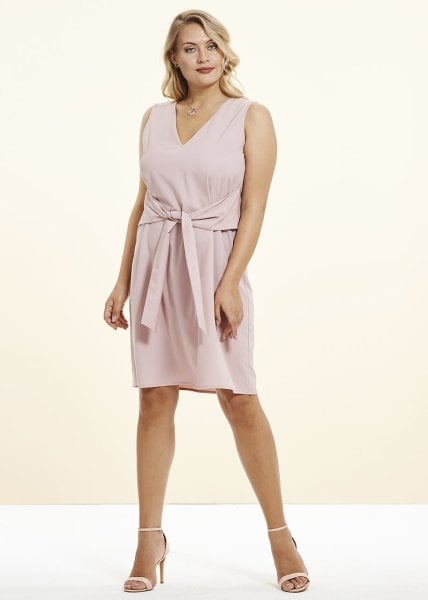 Pembe Önü Kemer Detaylı Büyük Beden Elbise