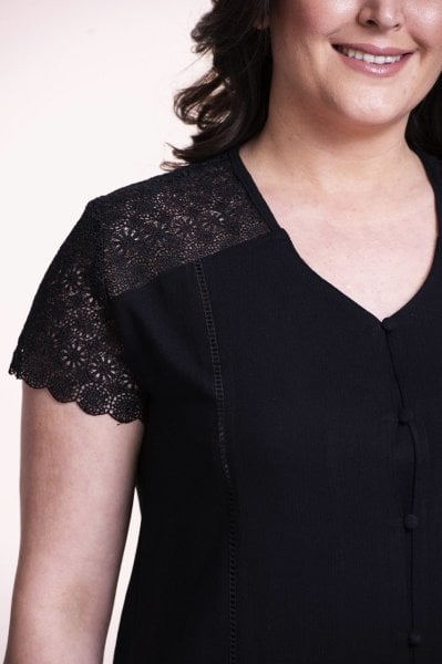 Siyah Dantel Detaylı Büyük Beden Bluz